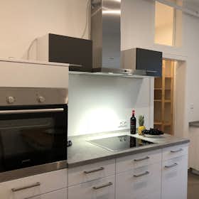 Apartment for rent for €2,500 per month in Erlangen, Obere Karlstraße