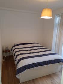 Appartement te huur voor € 900 per maand in Jette, Avenue Firmin Lecharlier