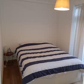 Appartement te huur voor € 900 per maand in Jette, Avenue Firmin Lecharlier