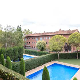 公寓 正在以 €2,779 的月租出租，其位于 Sant Cugat del Vallès, Carrer de Sabina Cañameras
