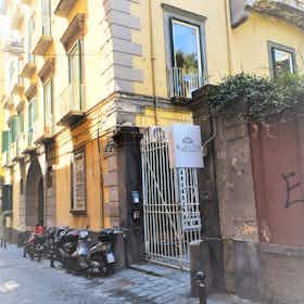 Apartment for rent for €1,400 per month in Naples, Via Giovanni Bausan
