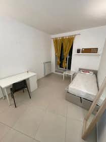 Cameră privată de închiriat pentru 410 EUR pe lună în Naples, Via Luigi Settembrini