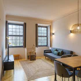 Apartment for rent for €2,410 per month in Porto, Praça dos Poveiros