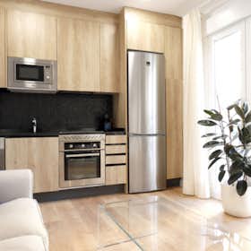 Apartment for rent for €2,900 per month in Madrid, Calle de Saavedra Fajardo
