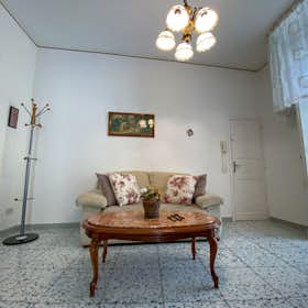 Appartement te huur voor € 1.600 per maand in Mattinata, Via Giuseppe Mazzini