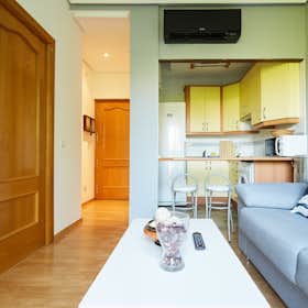 Apartment for rent for €1,894 per month in Madrid, Glorieta de la Puerta de Toledo