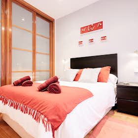 Apartment for rent for €2,267 per month in Madrid, Calle del Porvenir