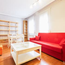Apartment for rent for €1,450 per month in Madrid, Paseo de la Dirección