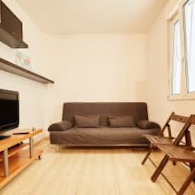 Apartment for rent for €2,057 per month in Madrid, Calle de Fuencarral
