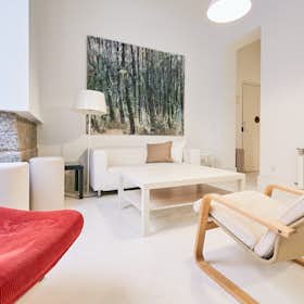 Apartment for rent for €2,568 per month in Madrid, Calle del Molino de Viento