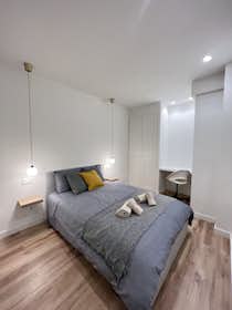 Apartment for rent for €2,160 per month in Madrid, Calle del Maestro Guerrero