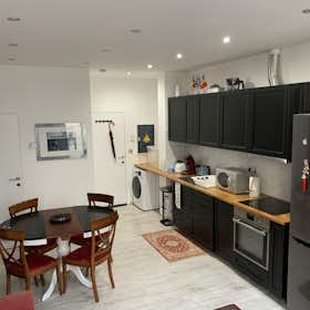 Apartment for rent for €2,500 per month in Brussels, Rue de Laeken