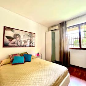 Apartment for rent for €2,200 per month in Milan, Via Felice Casati
