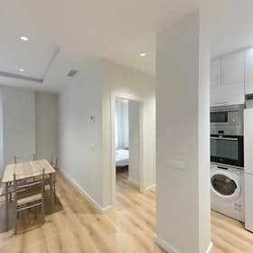 Apartment for rent for €1,170 per month in Madrid, Calle de las Islas Jarvi