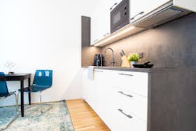 Apartment for rent for €1,550 per month in Vienna, Familienplatz