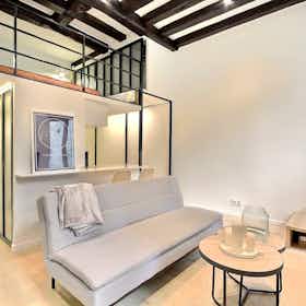 Studio for rent for €2,321 per month in Paris, Rue des Rosiers