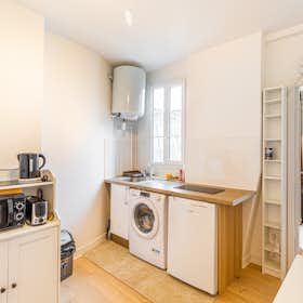 Studio for rent for €1,450 per month in Paris, Rue Legendre
