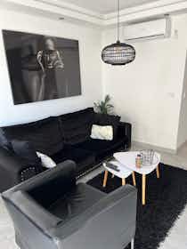 Wohnung zu mieten für 1.300 € pro Monat in Alicante, Carrer Serra de Cavalls