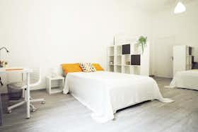 Mehrbettzimmer zu mieten für 850 € pro Monat in Bologna, Strada Maggiore