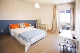 Private room for rent for €870 per month in Bologna, Via Irnerio