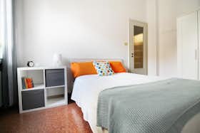 私人房间 正在以 €770 的月租出租，其位于 Bologna, Viale del Risorgimento