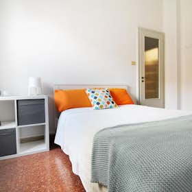 私人房间 正在以 €770 的月租出租，其位于 Bologna, Viale del Risorgimento