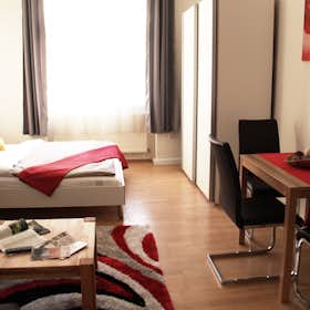 Studio for rent for €1,450 per month in Vienna, Inzersdorfer Straße