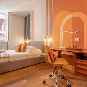 Apartment for rent for €2,900 per month in Rome, Via dei Genovesi