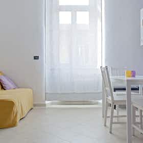 Appartement te huur voor € 1.085 per maand in Livorno, Via Giovanni Marradi