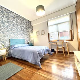 Private room for rent for €680 per month in Bilbao, Campo Volantin pasealekua