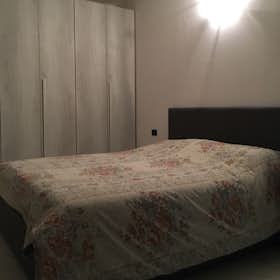 Private room for rent for €500 per month in Abbiategrasso, Via Enrico Fermi