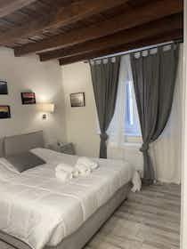Apartment for rent for €2,500 per month in Florence, Via delle Brache