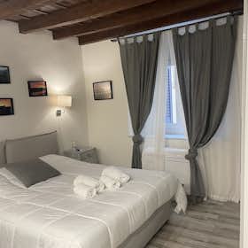Mieszkanie do wynajęcia za 2500 € miesięcznie w mieście Florence, Via delle Brache