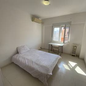 Private room for rent for €700 per month in Madrid, Calle Jerónima Llorente