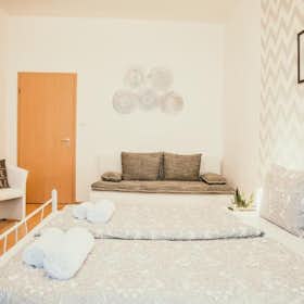 Private room for rent for HUF 375,127 per month in Budapest, Wesselényi utca