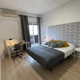 Private room for rent for €675 per month in Barcelona, Passeig de Manuel Girona