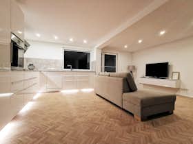 公寓 正在以 €2,400 的月租出租，其位于 Schauenburg, Goldbergweg