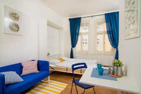Studio for rent for CZK 21,898 per month in Prague, Čestmírova