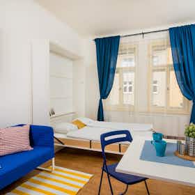 单间公寓 正在以 CZK 21,900 的月租出租，其位于 Prague, Čestmírova