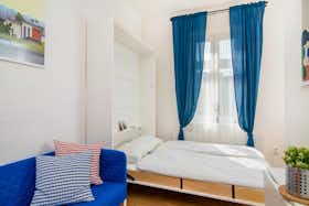单间公寓 正在以 CZK 20,900 的月租出租，其位于 Prague, Čestmírova
