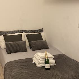 Apartment for rent for €2,000 per month in Milan, Via Cefalù