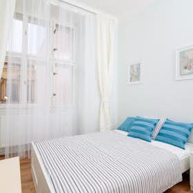 私人房间 正在以 CZK 18,499 的月租出租，其位于 Prague, Jirsíkova