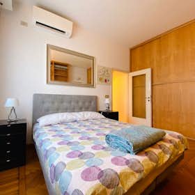 Apartment for rent for €1,300 per month in Milan, Via Pasquale Fornari