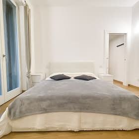 Studio for rent for €1,800 per month in Milan, Via Luisa Battistotti Sassi
