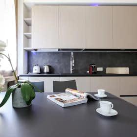 Apartment for rent for €3,000 per month in Milan, Via Jacopo Dal Verme