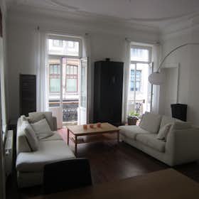 Apartment for rent for €1,600 per month in Brussels, Rue d'Arenberg