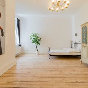 Apartment for rent for €2,599 per month in Berlin, Grünberger Straße