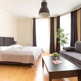 Apartment for rent for €1,850 per month in Vienna, Familienplatz