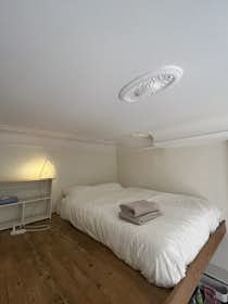 单间公寓 正在以 €780 的月租出租，其位于 Ixelles, Rue Jean van Volsem