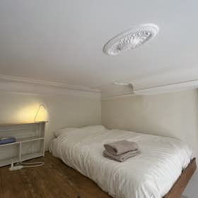 单间公寓 正在以 €780 的月租出租，其位于 Ixelles, Rue Jean van Volsem